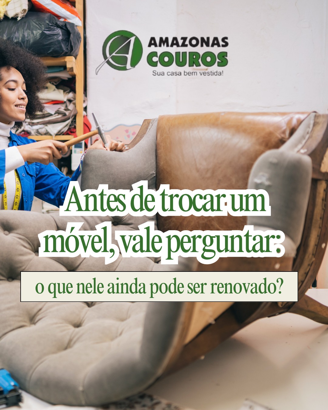 Artesã tapeceira estofando poltrona clássica capitonê com martelo de estofador e fita métrica