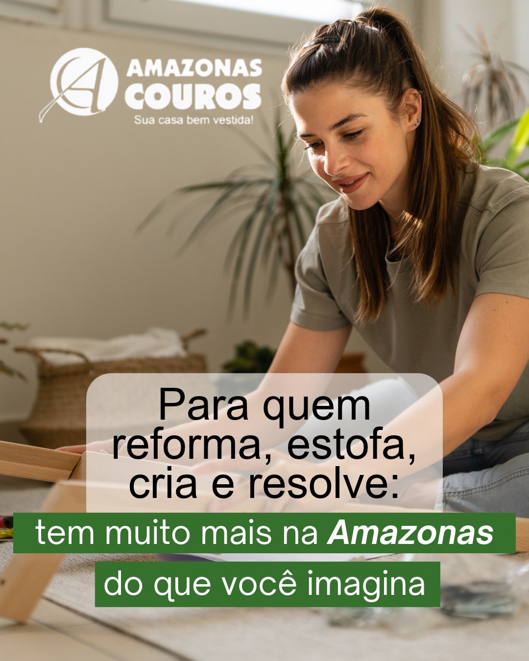 Jovem sorridente montando e reformando móvel no chão com ferramentas e carinho
